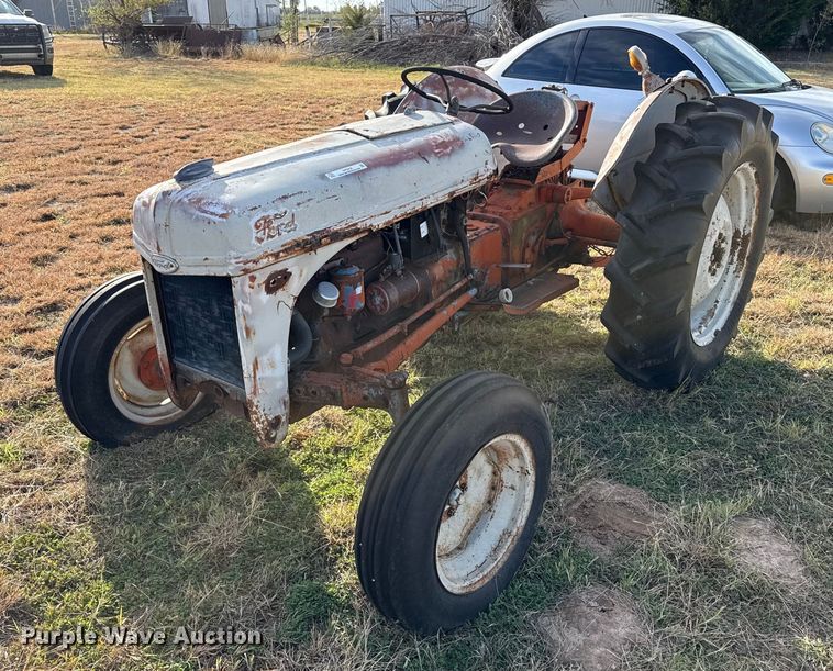 1942 Ford 9N tractor - EP0938
