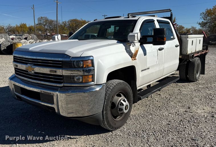 2018 Chevrolet Silverado 3500HD Crew Cab flatbed pickup truck - ER0233