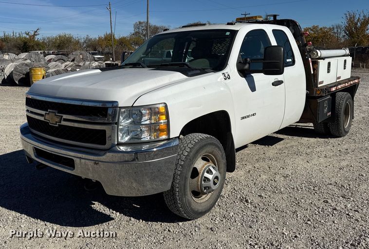 2011 Chevrolet Silverado 3500HD Ext. Cab flatbed pickup truck - ER0236