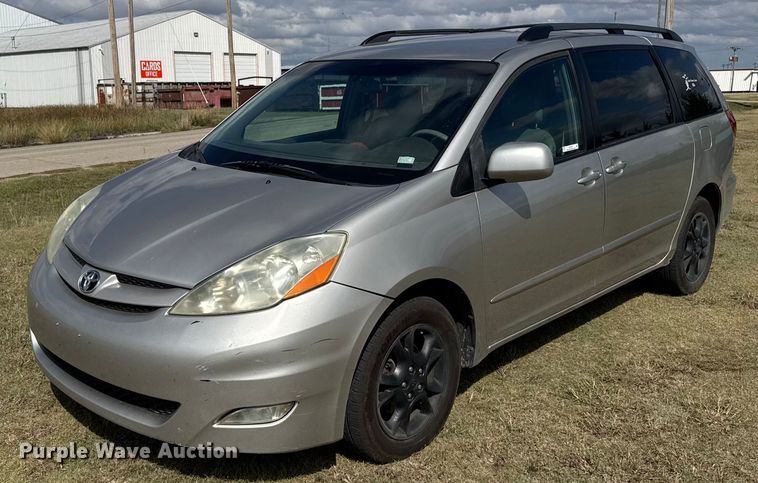 2006 Toyota Sienna van - ER2451