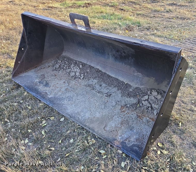91"W skid steer bucket - ES2538