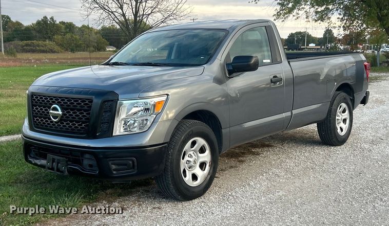 2017 Nissan Titan pickup truck - ET6568
