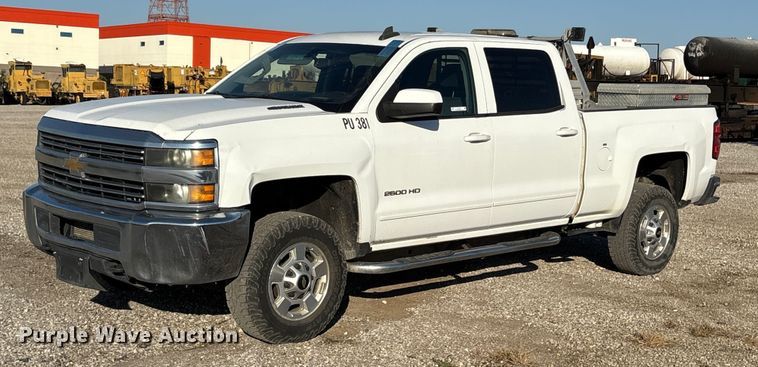 2015 Chevrolet Silverado 2500HD Crew Cab pickup truck - ET7254