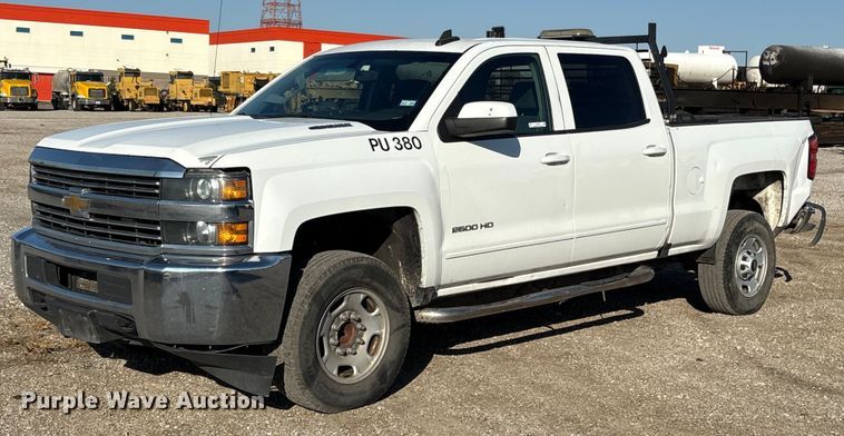 2015 Chevrolet Silverado 2500HD Crew Cab pickup truck - ET7255