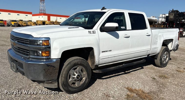 2015 Chevrolet Silverado 2500HD Crew Cab pickup truck - ET7259