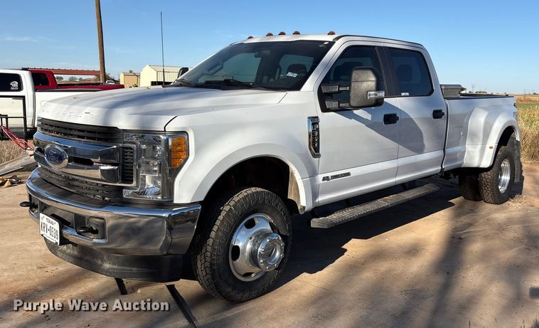 2017 Ford F350 Super Duty Crew Cab pickup truck - EU4709