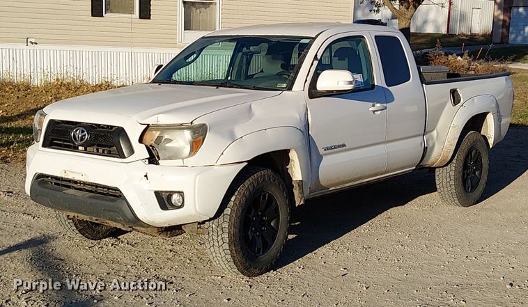 2014 Toyota Tacoma  Access Cab pickup truck - FK0522