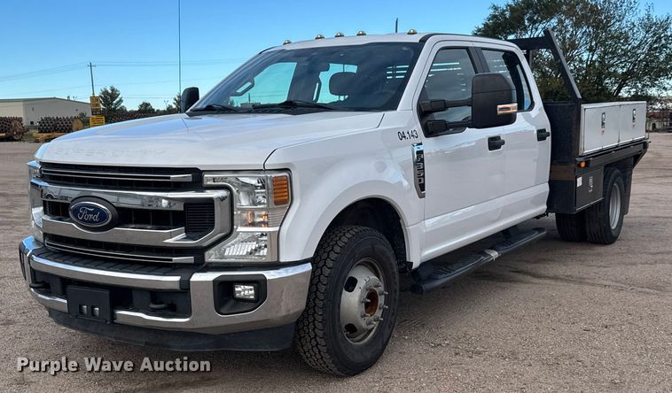 2020 Ford F350 Super Duty  Crew Cab flatbed pickup truck - NA9811
