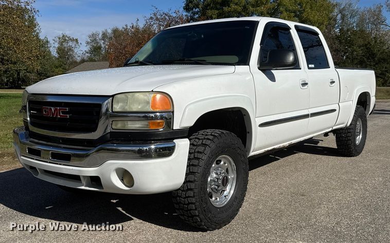 2003 GMC Sierra 2500 Crew Cab pickup truck - NA9829