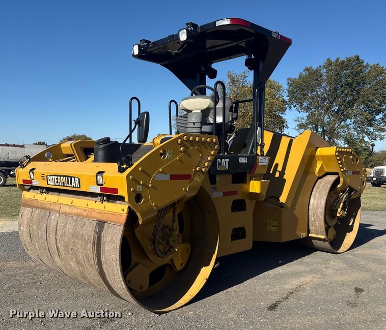 2010 Caterpillar CB64 double drum roller - DJ7944