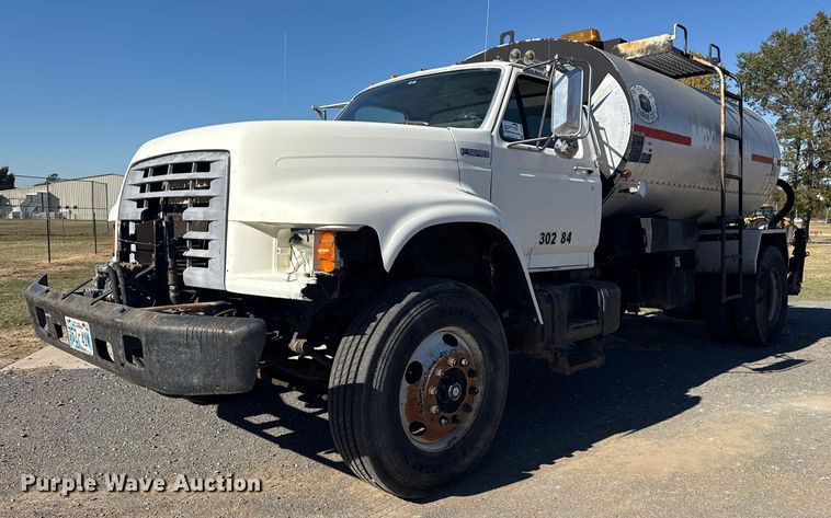 1998 Ford F800 oil distributor truck - DJ7945