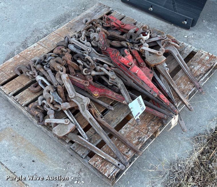 Approximately 23 chain binders - DK0066