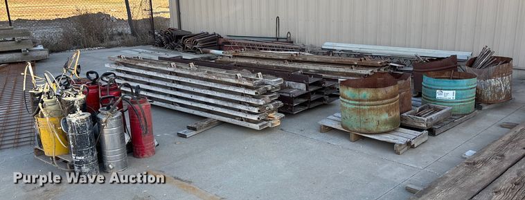 Concrete forms, stakes and sprayers - DK0067