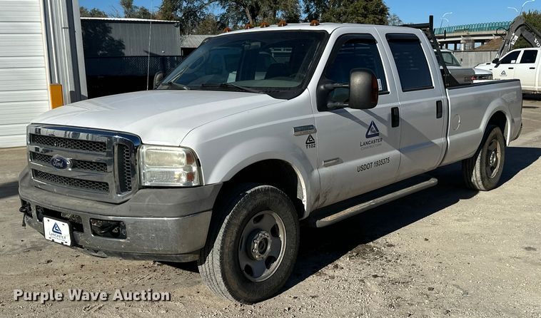 2005 Ford F350 Super Duty Crew Cab pickup truck - DK0077