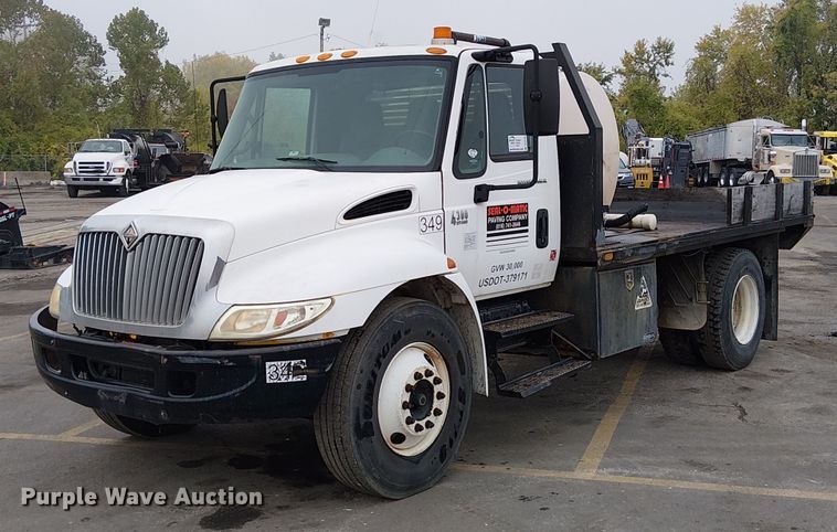 2004 International 4300 flatbed truck - DU3726