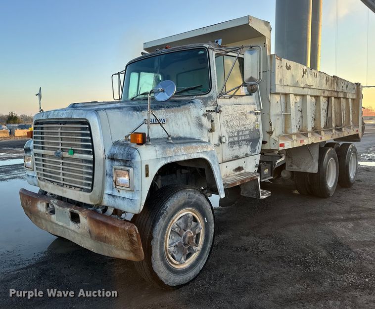 1990 Ford L9000 dump truck - DW6643