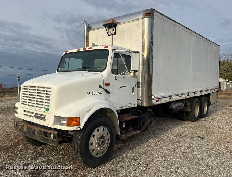 1992 International 8200 fuel / lube truck - DW6647