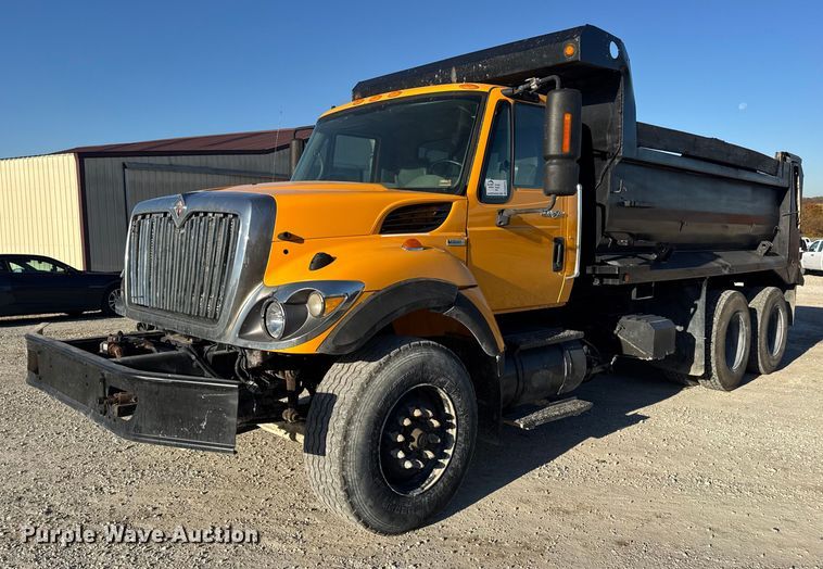 2009 International 7500 dump truck - DW6675