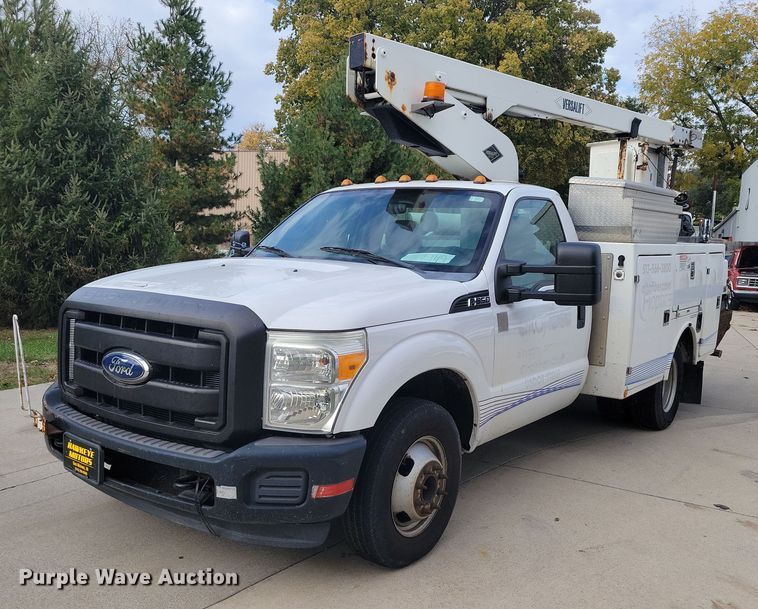 2011 Ford F350 Super Duty  bucket truck - DX6595