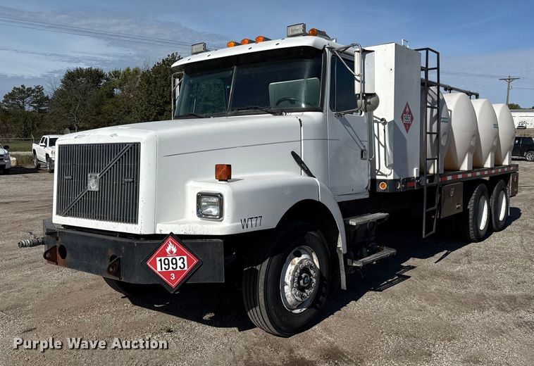 1997 Volvo  WG flatbed truck - DY8378