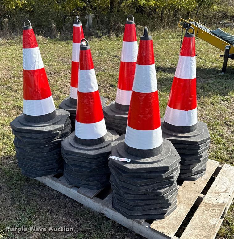 (60) traffic cones - DY8407