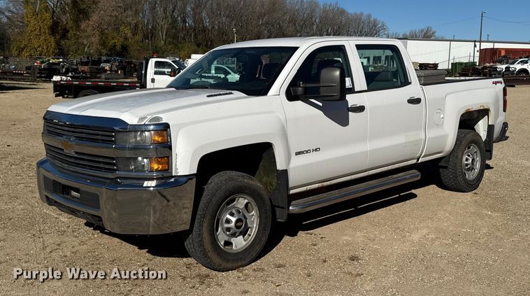 2015 Chevrolet Silverado 2500HD Crew Cab pickup truck - EA2000