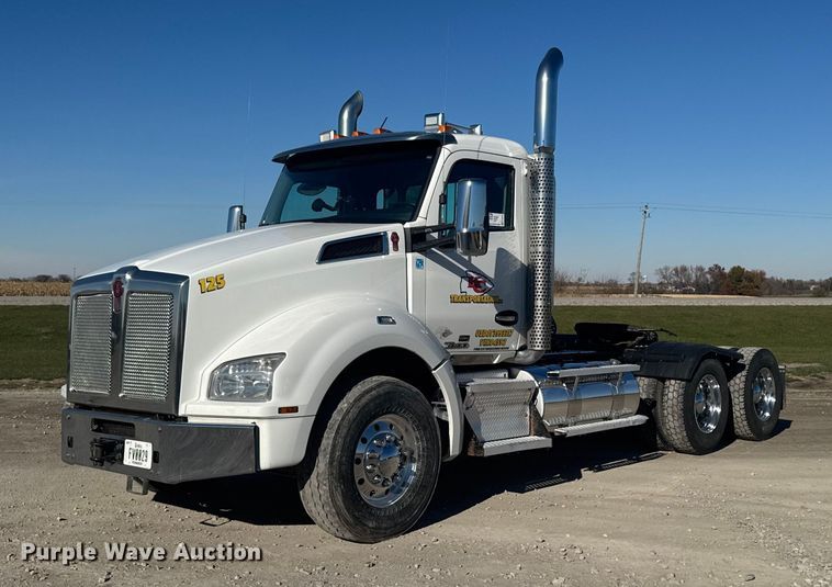 2020 Kenworth T880 semi truck - EA2025