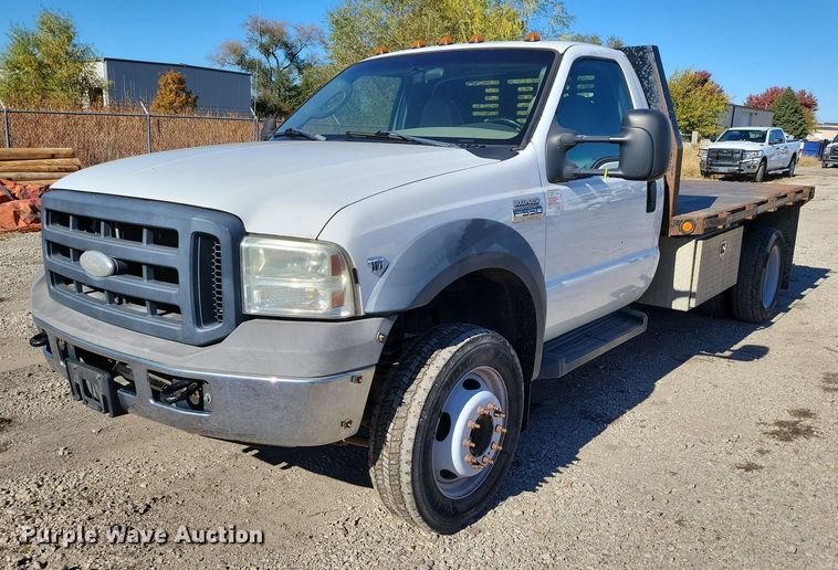 2006 Ford F550 Super Duty flatbed truck - EA2724