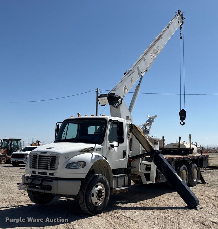 2014 Freightliner M2106 crane truck - EC8054