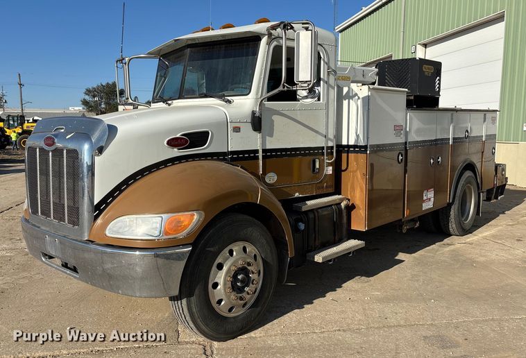 2013 Peterbilt 330 utility / service truck - EE4438