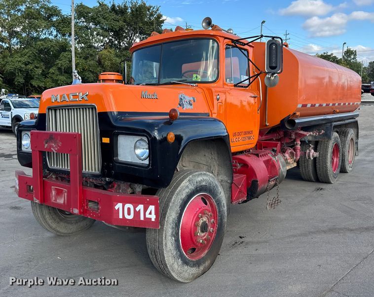 1978 Mack RD686 water truck - EF2225