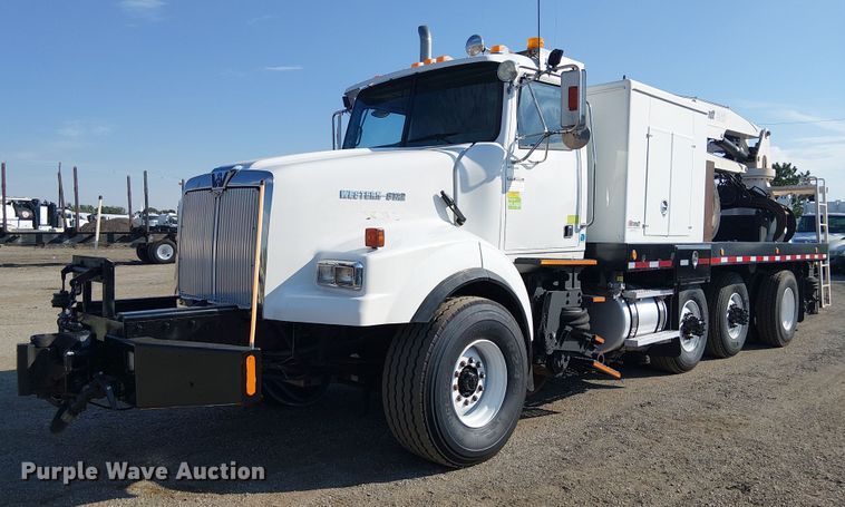 2002 Western Star 4900 crane truck - EG8253