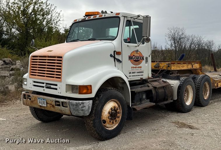 1992 International 8100 semi truck - EM2499