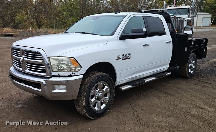 2018 RAM 3500 Crew Cab flatbed pickup truck - EO4745
