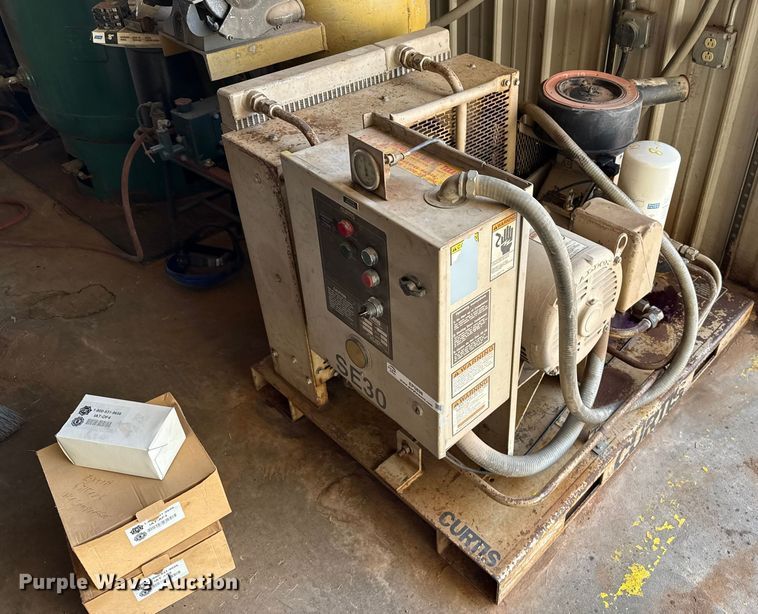Curtis SE30 rotary screw air compressor - EP0898