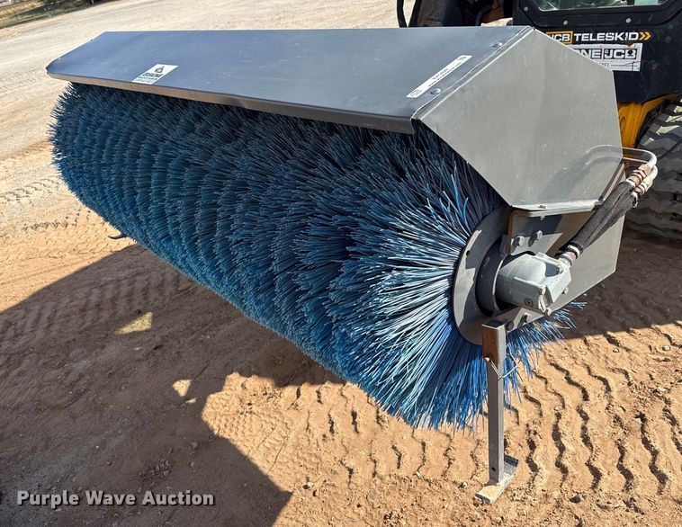 Erskine skid steer broom - EP0899