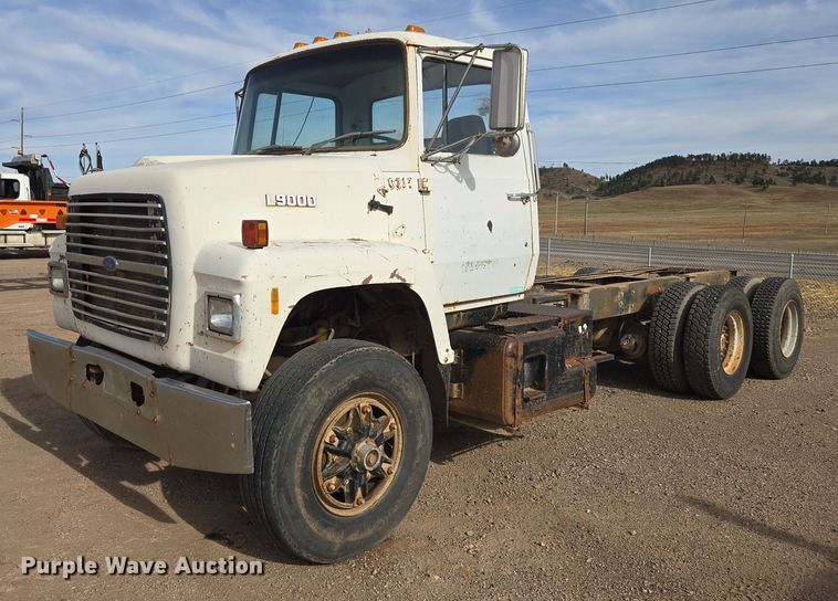 1988 Ford LNT9000 truck cab and chassis - ES2525