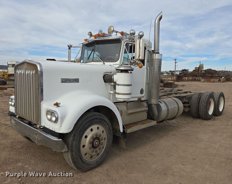 1977 Kenworth W900A truck cab and chassis - ES2526