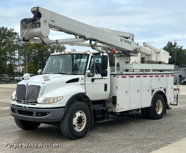 2012 International 4400 bucket truck - ET6562