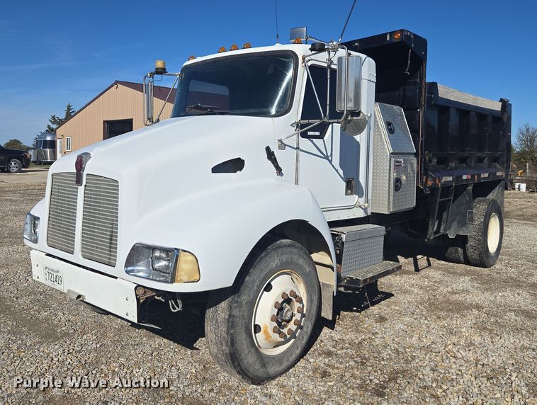 2001 Kenworth T300 dump truck - EV5475