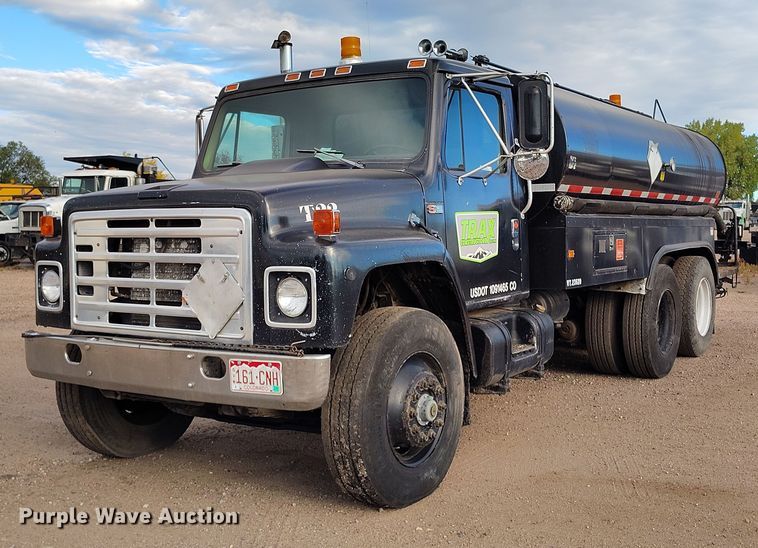 1987 International 1954 oil distributor truck - IP9714
