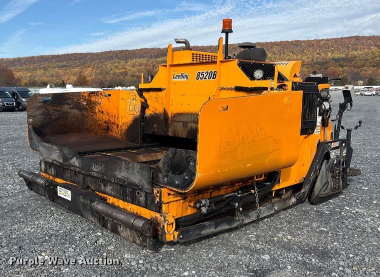 2022 LeeBoy 8520B paver - YA1424