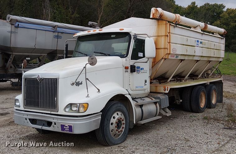 2004 International 9400i fertilizer delivery truck - DU3682