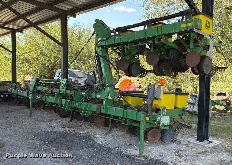 John Deere 1700 planter - DX5861