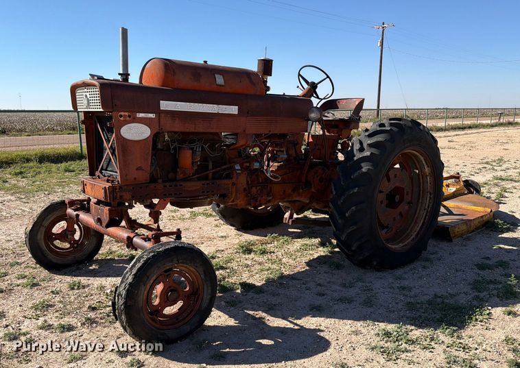 Farmall 560 tractor - DX5876