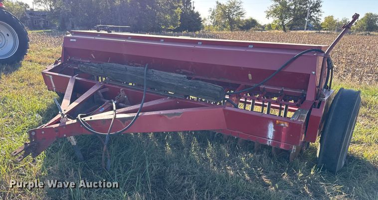 International 5100 grain drill - DY8330
