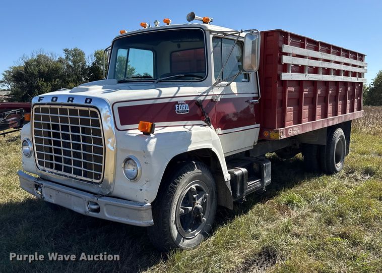 1982 Ford F7000 grain truck - DY8332
