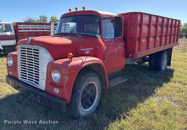 1966 International 1600 grain truck - DY8333