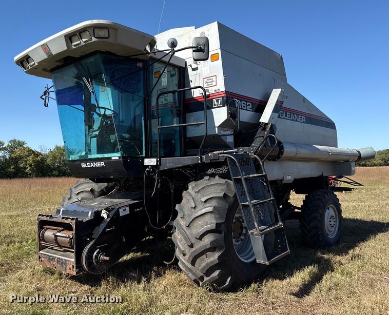 1999 Gleaner R62 combine - DY8335