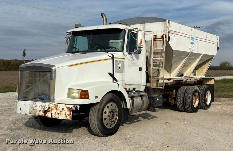 1995 WhiteGMC fertilizer delivery truck - ED2356